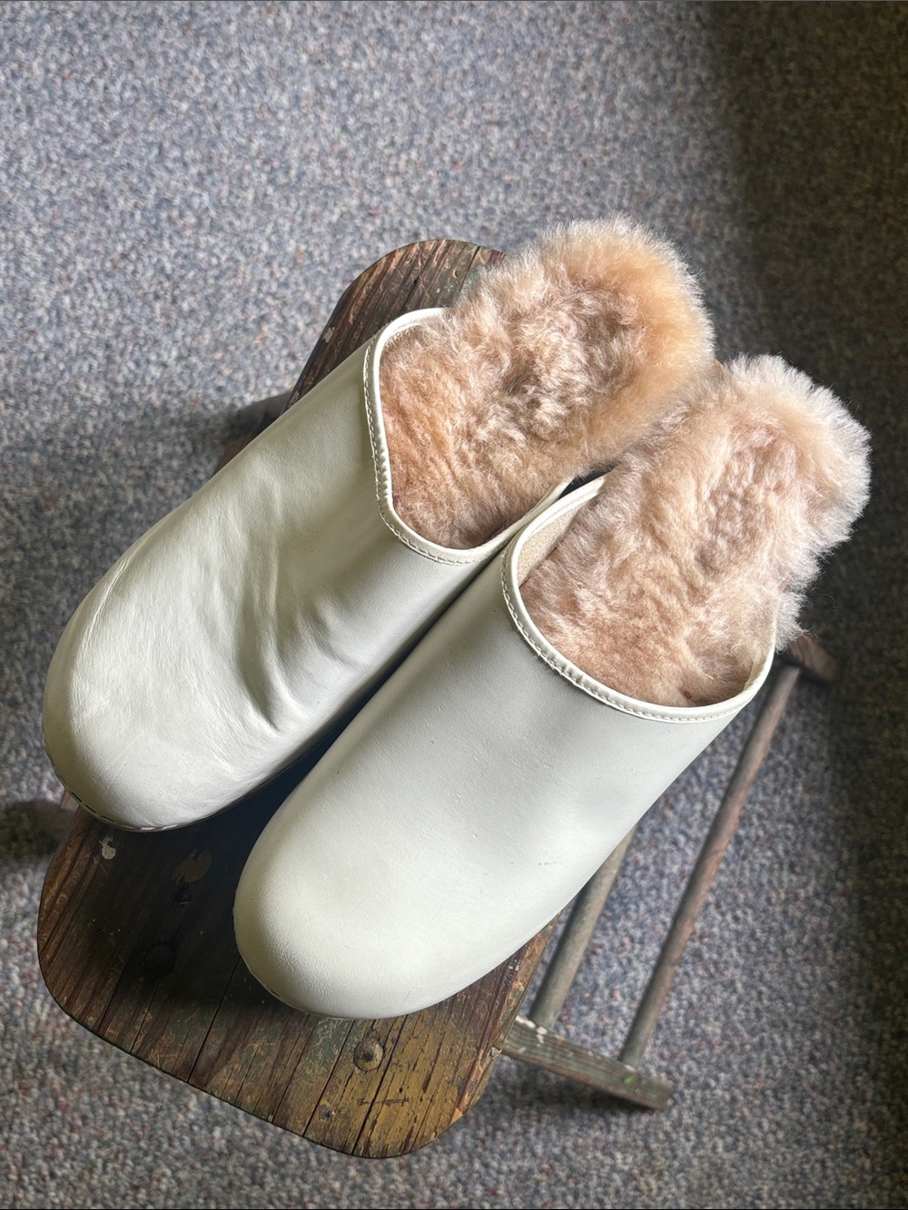 Cozy Cream Shearling-Lined Women's Slip-On clogs